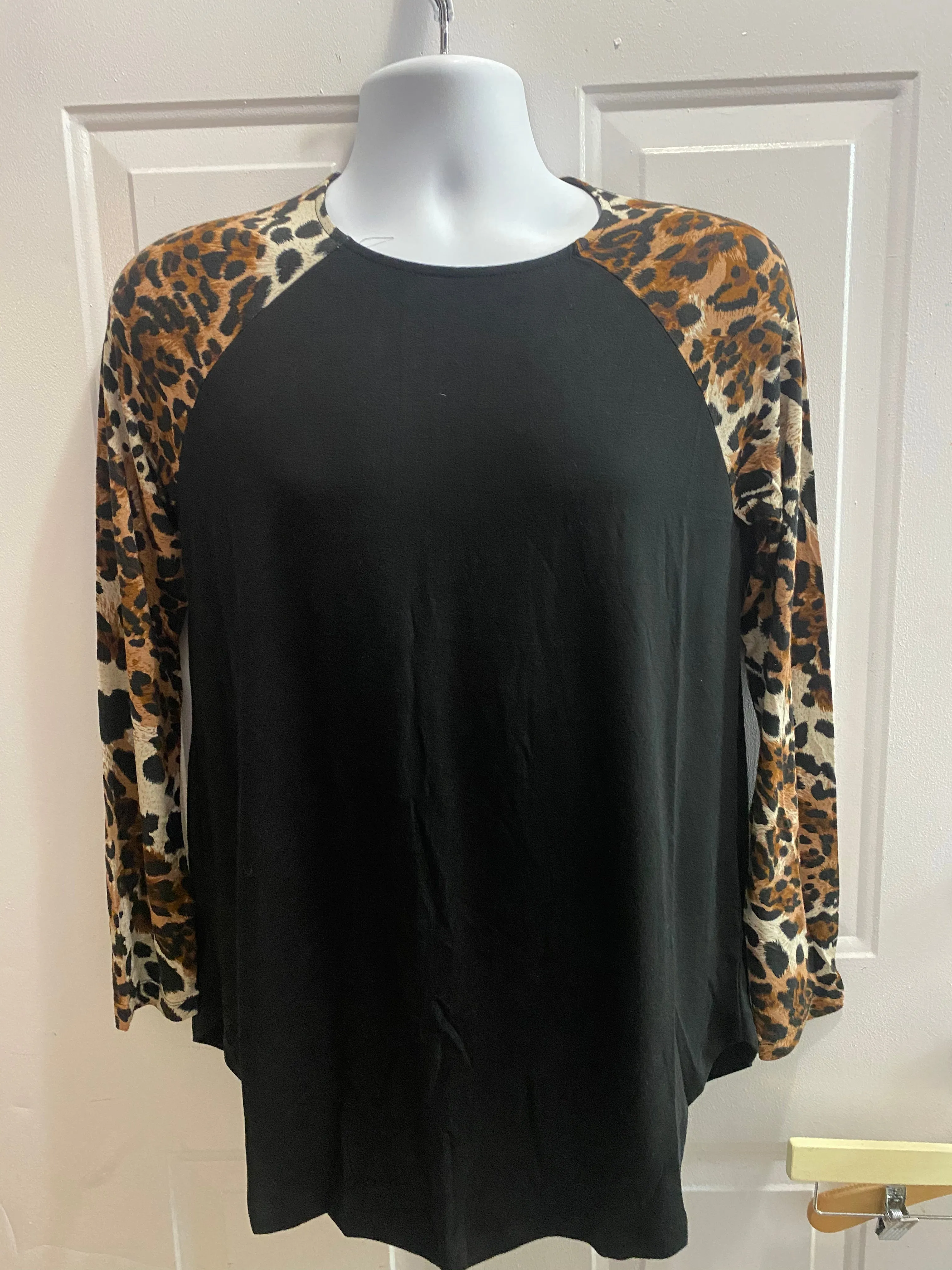 Black Leopard print sleeve top